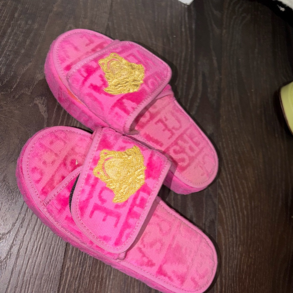 Versace Bright Pink Velvet Medusa Platform Slide with Gold Logo - Picture 5 of 6